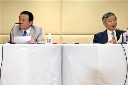 Ｇ２０財務相・中央銀行総裁会議後に記者会見する日銀の黒田総裁（右）＝２４日、中国・成都（ＡＰ）