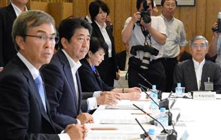 経済財政諮問会議に臨む（左から）石原伸晃経済再生担当相、安倍晋三首相ら。右は日銀の黒田東彦総裁＝２６日午前、首相官邸（斎藤良雄撮影）