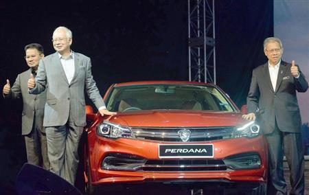 マレーシア・プトラジャヤで行われたプロトンの新車発表会に姿を見せたナジブ首相（手前左）＝６月１４日（共同）