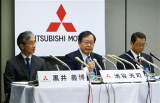 決算内容を説明する三菱自動車幹部ら＝２７日午後、東京都港区