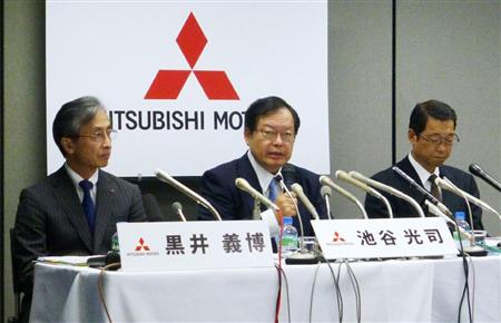 決算内容を説明する三菱自動車幹部ら＝２７日午後、東京都港区