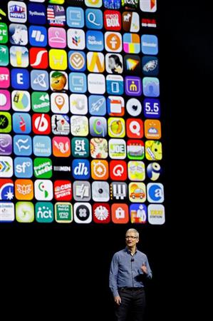 アップルが米カリフォルニア州で開いた年次開発者会議に出席したティム・クック最高経営責任者＝６月１３日（ロイター）