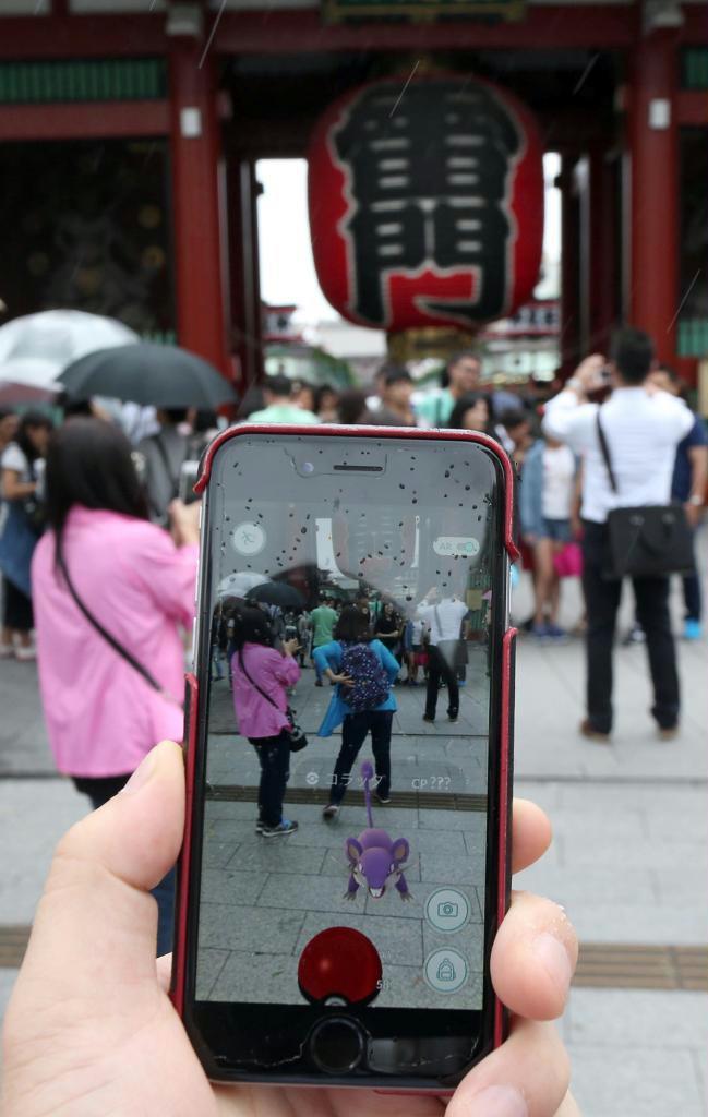 ポケモンＧＯが日本配信。浅草寺の雷門前にもポケモンが出現＝２２日、東京都台東区