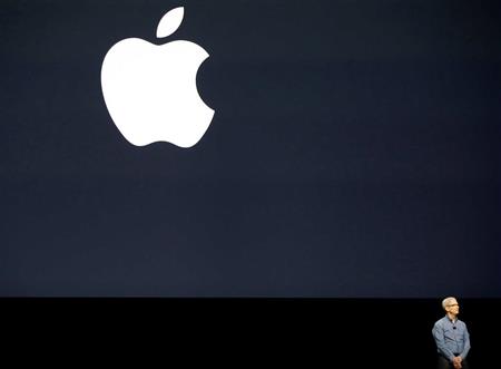 アップルの世界戦略について発表するＣＥＯのティム・クック氏＝６月、米カリフォルニア州サンフランシスコ（ロイター）