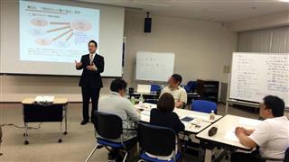 講義中の春野真徳社長（左）