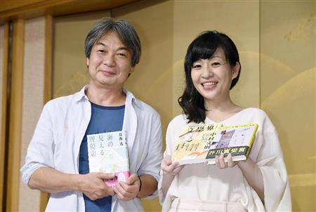 第１５５回芥川賞に決まった村田沙耶香さん（右）と直木賞の荻原浩さん＝１９日夜、東京都内のホテル