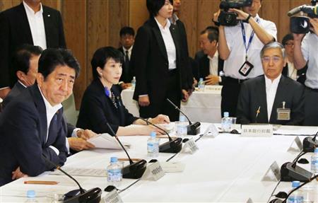 経済財政諮問会議に臨む安倍晋三首相（左）、黒田東彦日銀総裁（右）ら＝２６日午前、首相官邸