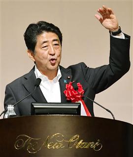 「一億総活躍・地方創生全国大会」で講演する安倍首相＝２７日午後、福岡市内のホテル