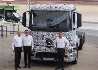 大型ＥＶトラックを披露する独ダイムラーのベルンハルト取締役（中央）ら＝２７日、ドイツ・シュツットガルト（会田聡撮影）