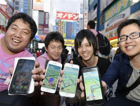 スマートフォン向けゲーム「ポケモンＧＯ」のプレー中の画面を見せる若者＝２３日午後、東京・秋葉原
