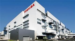 ３次元メモリーを量産する東芝の四日市工場（三重県四日市市）の新第２製造棟（同社提供）