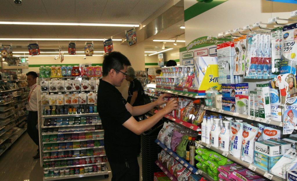 通常の商品や医薬品に加え、塩分やタンパク質の量に配慮した療養食の専用売り場も設置された「ファミリーマート＋日生薬局御成門店」＝２７日、東京都港区