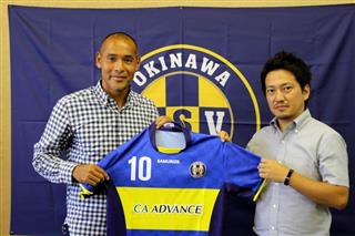 オフィシャルパートナー契約を結んだ平川義修シーエー・アドバンス社長（右）と沖縄ＳＶの高原直泰代表＝２７日、沖縄県那覇市