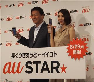 auの新型シニア向けスマホ「ベイシオ2」などをPRする眞鍋かをりさんと杉良太郎さん(左)=28日、東京都新宿区 auの新型シニア向けスマホ「ベイシオ2」などをPRする眞鍋かをりさんと杉良太郎さん(左)=28日、東京都新宿区