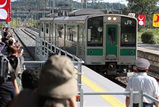 １２日に運行を再開したＪＲ常磐線の小高－原ノ町駅間＝福島県南相馬市(福島範和撮影)