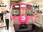 西武鉄道ときゃりーぱみゅぱみゅがコラボした「ＫＰＰトレイン」。９０００系をショッキングピンクに染めた＝４日午前、東京都豊島区の西武池袋線池袋駅