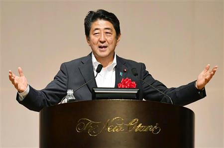 「１億総活躍・地方創生全国大会」で講演する安倍首相＝２７日午後、福岡市内のホテル