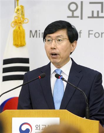 記者会見する韓国外務省報道官＝２８日、ソウル（共同）