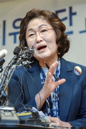 記者会見する「和解・癒やし財団」の金兌玄理事長＝２８日、ソウル（共同）