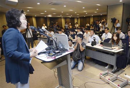 「和解・癒やし財団」の初理事会後、記者会見する金兌玄理事長＝２８日、ソウル（共同）