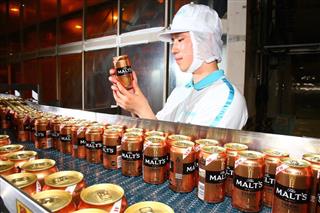 サントリービールは今夏のビール生産を増やす（東京都府中市）