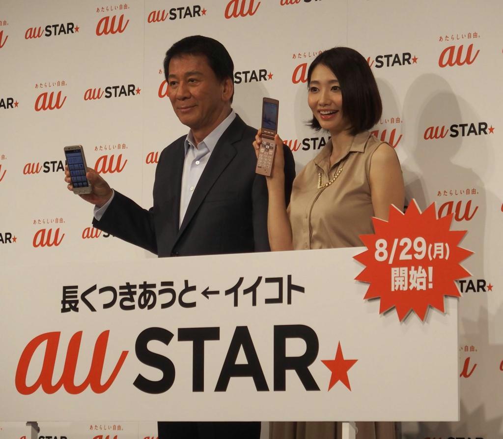 ａｕの新型シニア向けスマホ「ベイシオ２」などをＰＲする眞鍋かをりさんと杉良太郎さん（左）＝２８日、東京都新宿区