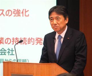 会見するＮＴＴドコモの吉沢和弘社長＝２９日、東京都千代田区（大坪玲央撮影）