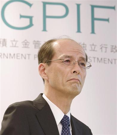 厳しい表情で記者会見する年金積立金管理運用独立行政法人の高橋則広理事長＝２９日午後、東京都港区