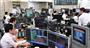 日銀が追加の金融緩和を決めたことを受けディーリングルーム内には緊張が走り、取引が相次いだ＝２９日午後、東京都千代田区の三菱ＵＦＪ信託銀行（寺河内美奈撮影）
