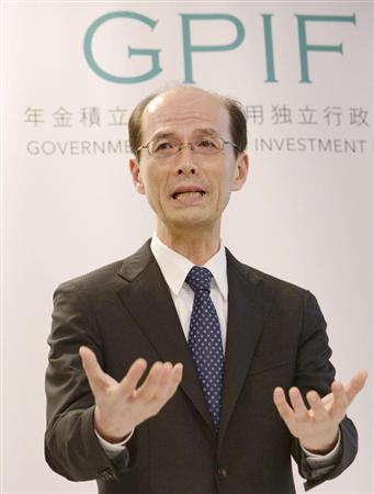 質問に答える年金積立金管理運用独立行政法人の高橋則広理事長＝２９日午後、東京都港区