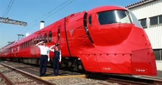 赤く塗装された「機動戦士ガンダムＵＣ」とのタイアップ車両。韓国人客らのラピート人気はこれで火がついたという