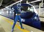 韓国人客に人気が高い南海の特急ラピートとインバウンド向けキャラクター「関空戦士ラピートルジャー」