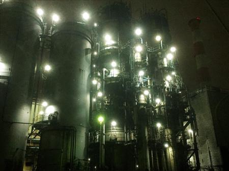 ライトと複雑な配管が織りなす繊細で幻想的な世界