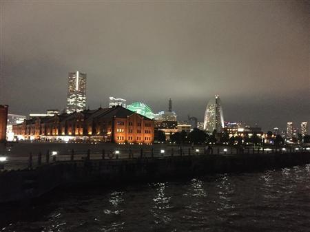 ライトと複雑な配管が織りなす繊細で幻想的な世界