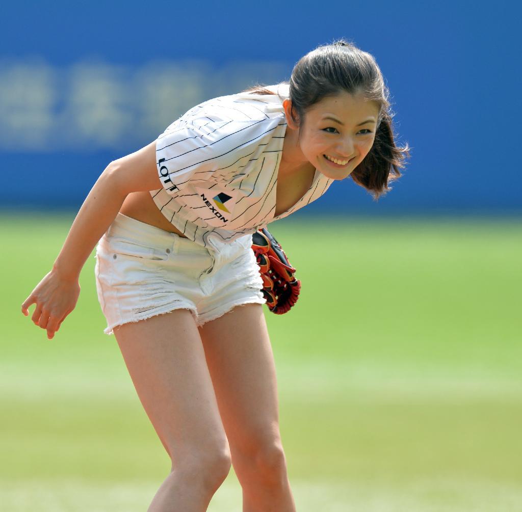 ロッテ－オリックス戦の始球式を行った女優の片山萌美