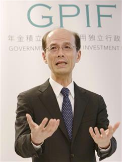 質問に答える年金積立金管理運用独立行政法人の高橋則広理事長=29日午後、東京都港区 質問に答える年金積立金管理運用独立行政法人の高橋則広理事長=29日午後、東京都港区