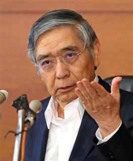 日銀本店で会見する黒田東彦総裁。追加金融緩和について政府の経済対策との相乗効果を強調した＝２９日、東京都中央区