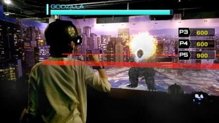 プレーヤーの目には街並みに重なってゴジラが見える(ナムコ提供、画像はプレイイメージ）TM＆(C)TOHO CO.LTD.