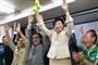 当選が確定し選挙事務所で万歳をする小池百合子氏＝７月３１日夜、東京都豊島区（早坂洋祐撮影）