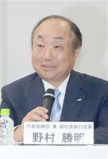 シャープ決算説明会で説明する野村勝明副社長＝２９日、東京都港区（伴龍二撮影）