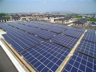 宮城県東松島市に完成したスマート防災エコタウン。手前は太陽光発電のパネル