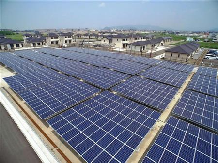 宮城県東松島市に完成したスマート防災エコタウン。手前は太陽光発電のパネル