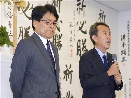 東京都知事選で落選が決まり、厳しい表情の増田寛也氏（左）とあいさつする自民党都連の石原伸晃会長＝３１日夜、東京都千代田区