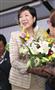 選挙事務所で支援者から花束を受け取り笑顔を見せる小池百合子氏＝３１日夜、東京都豊島区（早坂洋祐撮影）