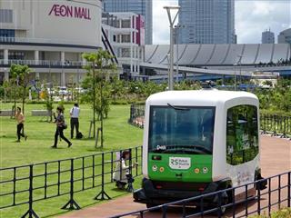 試験運行中の自動運転バス。大規模商業施設や工場などから引き合いがあるという=1日、千葉市美浜区のイオンモール幕張新都心 試験運行中の自動運転バス。大規模商業施設や工場などから引き合いがあるという=1日、千葉市美浜区のイオンモール幕張新都心