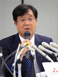 三菱自動車の燃費不正問題に関連して、会見する益子修会長兼社長=2日午後、東京都港区(桐原正道撮影) 三菱自動車の燃費不正問題に関連して、会見する益子修会長兼社長=2日午後、東京都港区(桐原正道撮影)