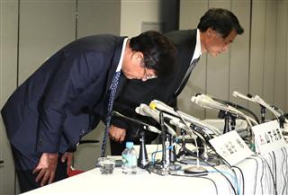会見の最後に頭を下げる三菱自動車の益子修会長兼社長（手前）＝２日午後、東京都港区（桐原正道撮影）