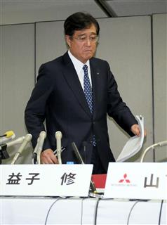 燃費不正問題に関連して三菱自動車が会見。厳しい表情で会場に入る益子修会長兼社長＝２日午後、東京都港区（桐原正道撮影）