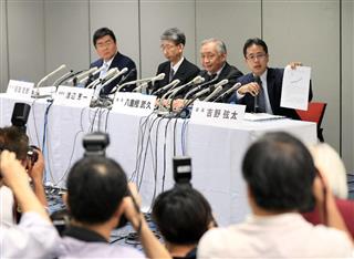 三菱自動車の燃費不正問題に関連して、会見する特別調査委員会のメンバーら＝２日午後、東京都港区（桐原正道撮影）