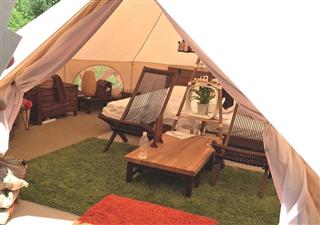 テント内にはセミダブルベッド２台や椅子などが装備され快適だ＝７月２９日、千葉県香取市の「ザ・ファームキャンプ」